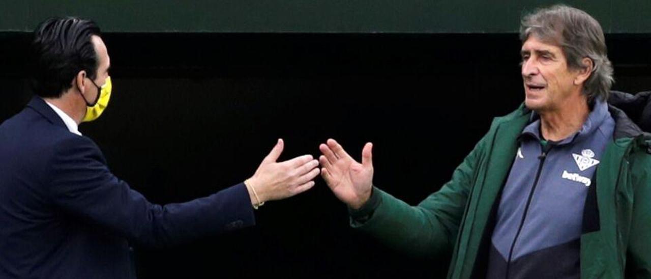 Unai Emery y Manuel Pellegrini se saludan antes de un reciente enfrentamiento entre Villarreal y Betis.