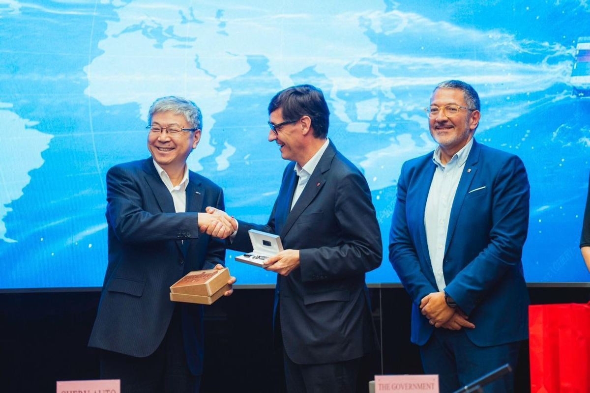 El presidente de Chery, Yin Tongyue; el president Salvador Illa; y el conseller de Empresa i Treball, Miquel Sàmper. El presidente de Chery, Yin Tongyue; el president Salvador Illa; y el conseller de Empresa i Treball, Miquel Sàmper.