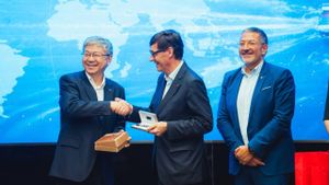 El presidente de Chery, Yin Tongyue; el president Salvador Illa; y el conseller de Empresa i Treball, Miquel Sàmper.