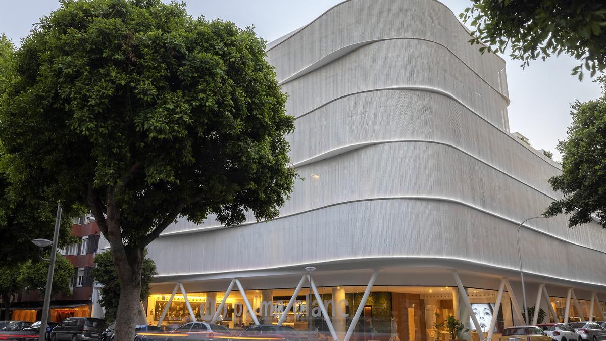 El HM Palma Blanc, en el centro de Palma, destaca su fachada de aluminio blanco.
