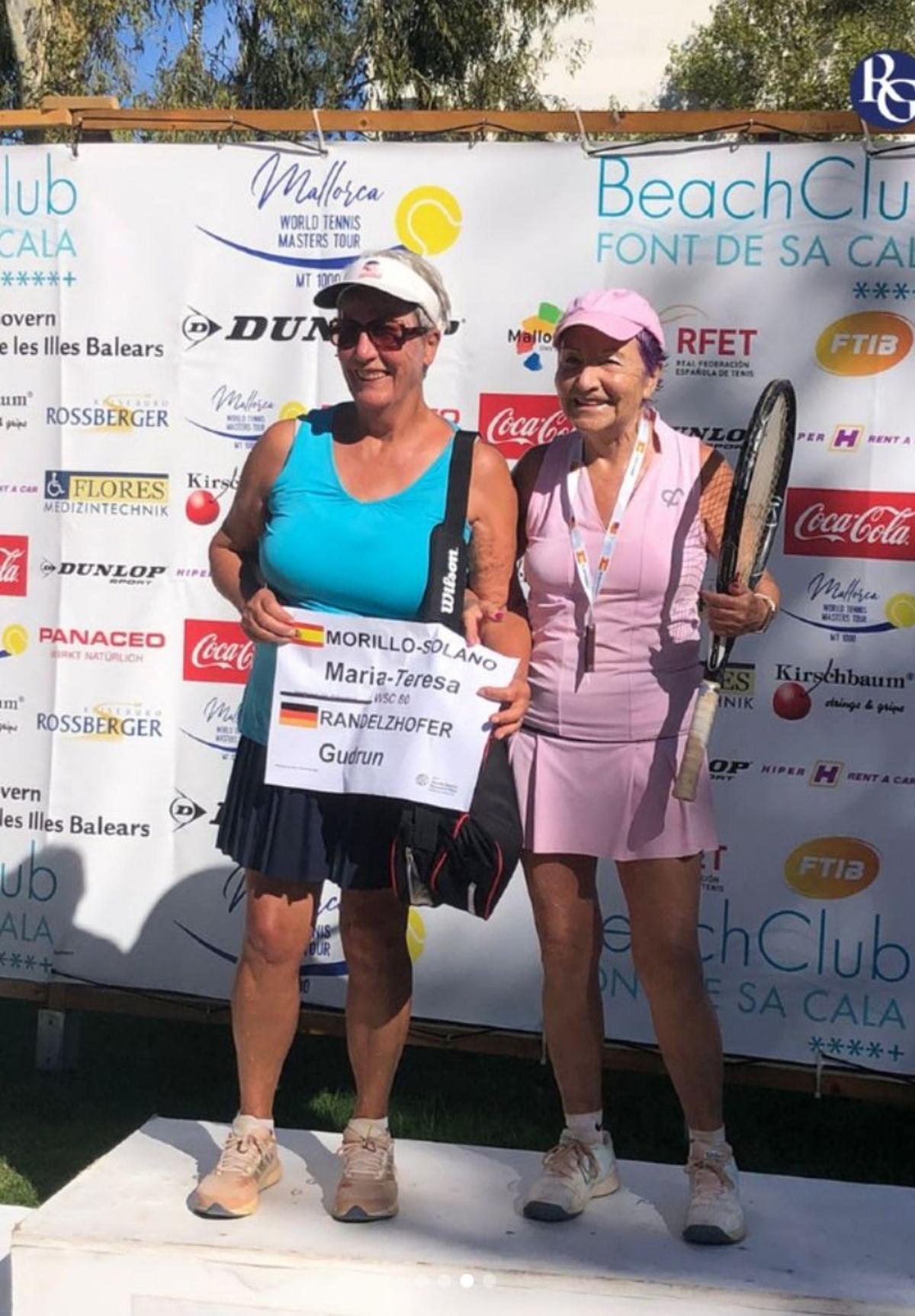 Teresa Morillo junto a una jugadora alemana trass un torneo.