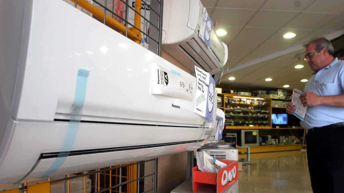Aparatos de aire acondicionado en venta en un establecimiento de Alicante.