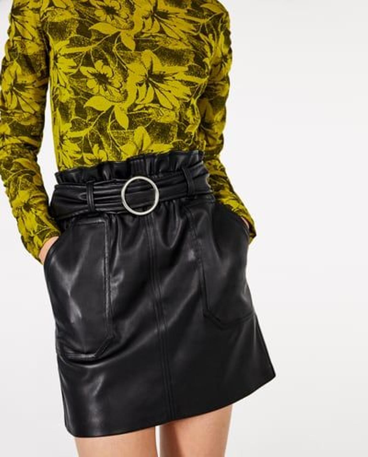 Falda con cinturón de Zara