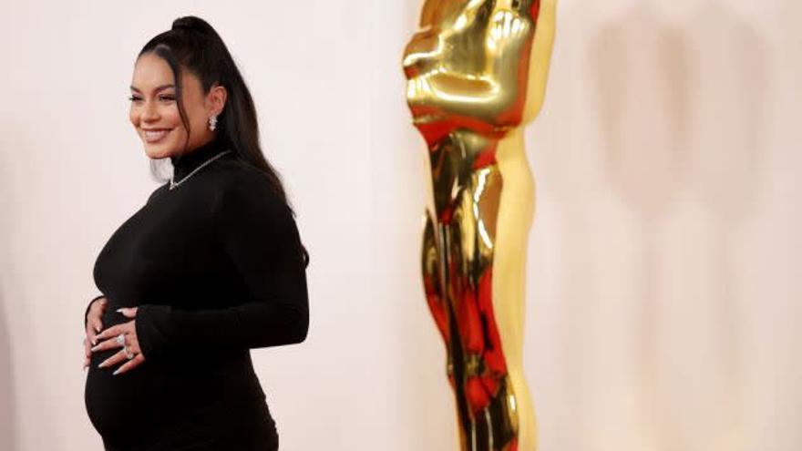 Vanessa Hudgens sorprende en los Oscars