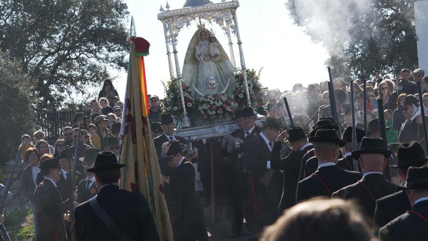 Miles de personas disfrutan de la romería del cambio de la Virgen de Luna en Pozoblanco