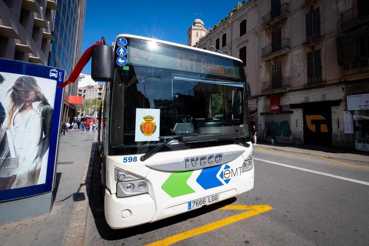 Archivo - Uno de los autobuses de la EMT con un escudo del RCD Mallorca por la final de la Copa del Rey.