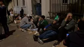 Las largas noches de los inmigrantes para poder regular su situación en España