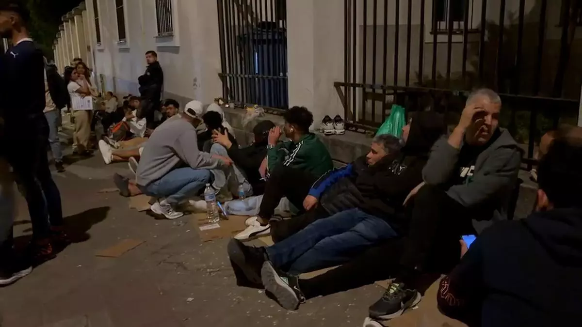Las largas noches de los inmigrantes para poder regular su situación en España