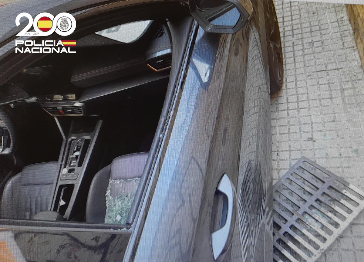 Ventanilla rota de una coche para robar en el interior.