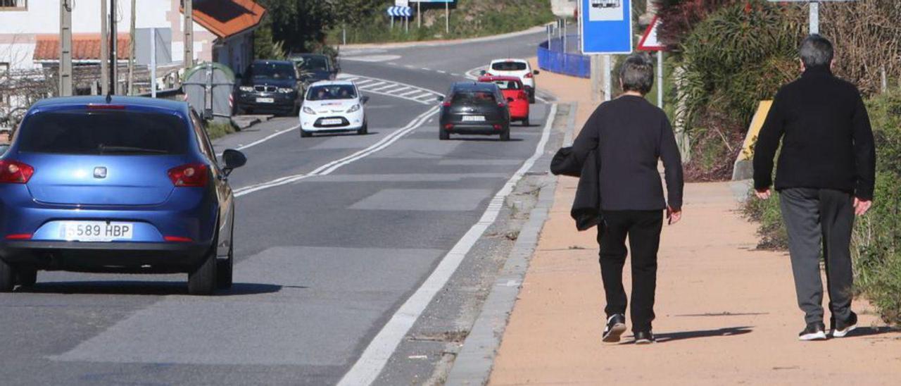 La senda peatonal en la carretera PO-551 entre Trasouto y A Portela.   | // SANTOS ÁLVAREZ
