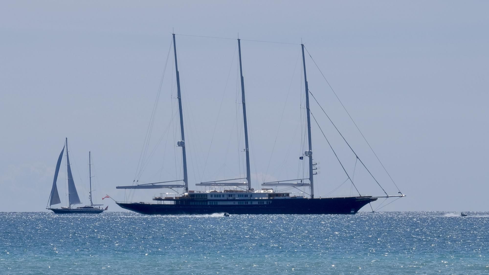 Die Gigayacht "Koru" von Jeff Bezos liegt in der Bucht von Palma de Mallorca