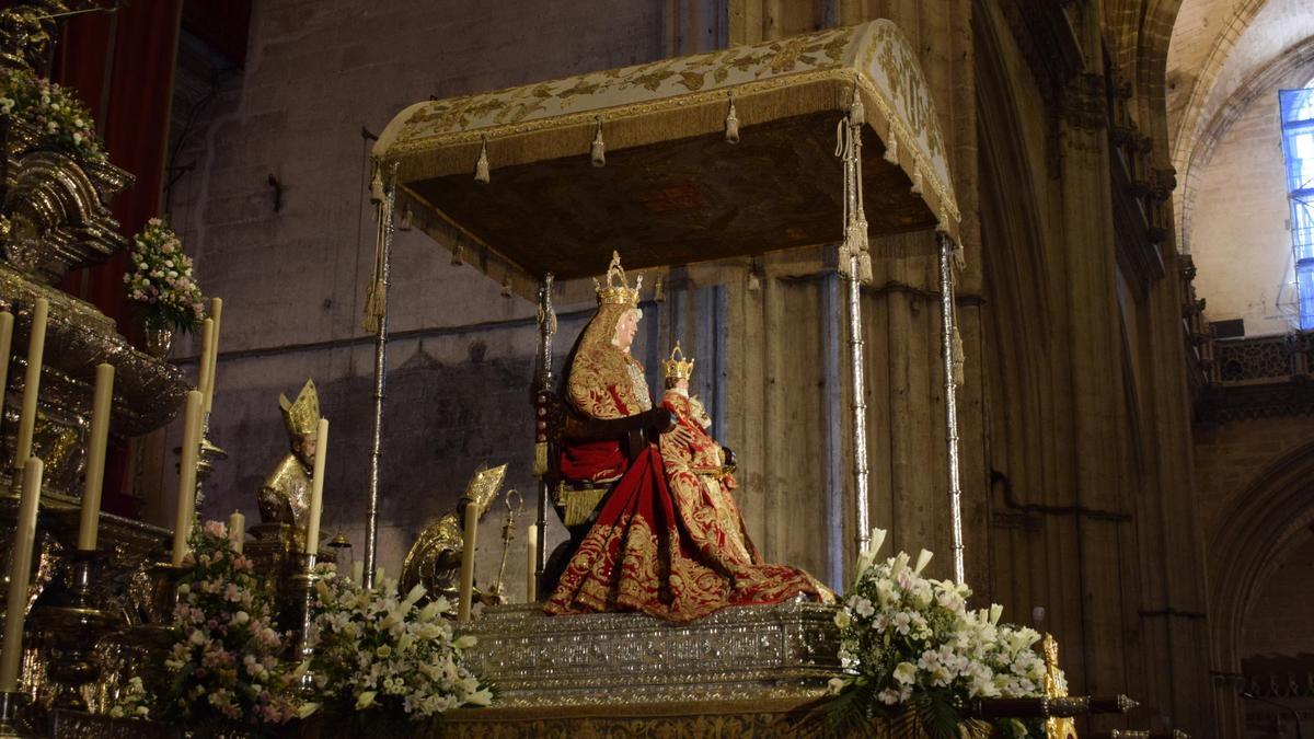 Virgen de los Reyes en el interior de la Catedral el 14 de agosto