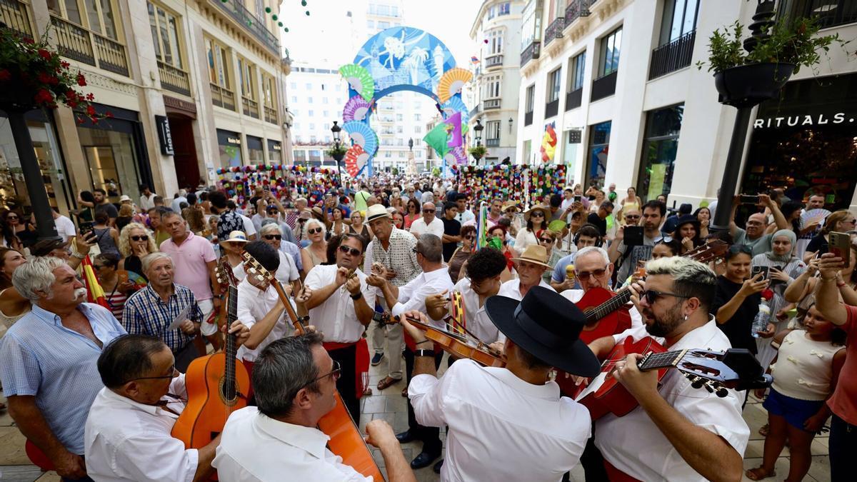 Una panda de verdiales, en la calle Larios este martes.