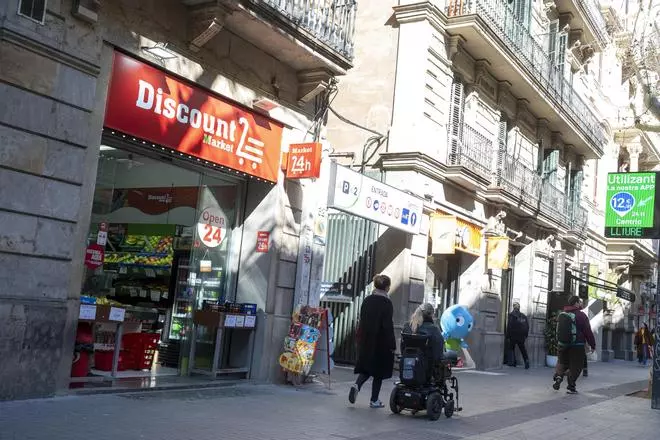 Los súpers 24 horas se consolidan entre las tiendas premium del centro de Barcelona