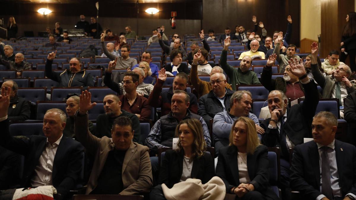 Parte de los asistentes al auditorio Príncipe Felipe a la junta de accionistas, con la primera línea formada por miembros del Oviedo