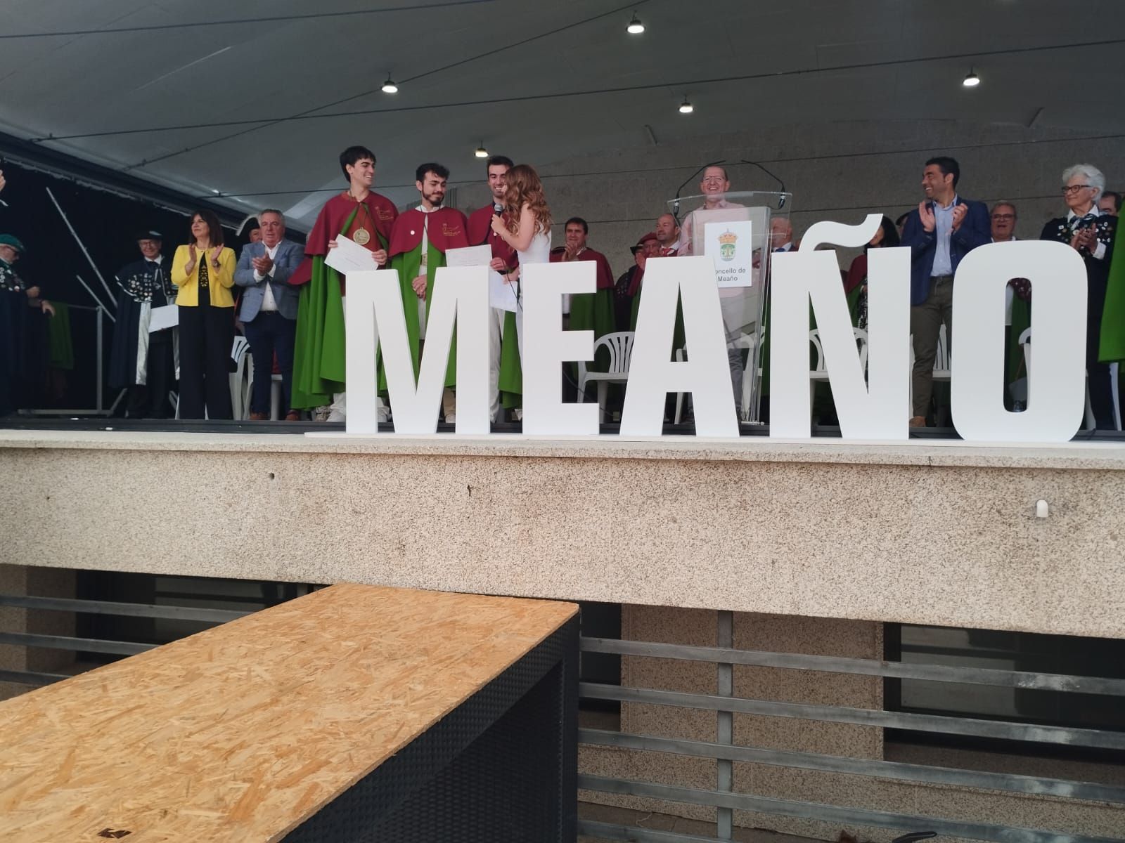 Asistentes a los actos de la Festa do Viño de Meaño.