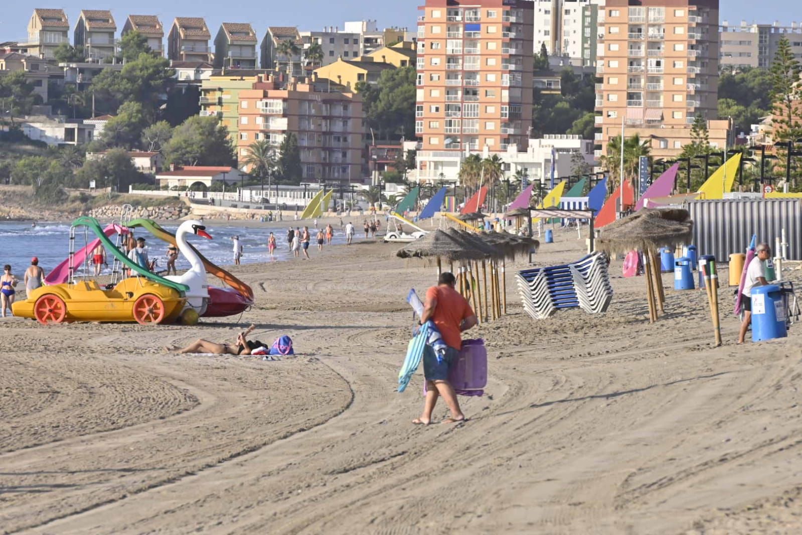 Los agentes actúan para evitar que los usuarios reserven primera línea de playa con las sombrillas