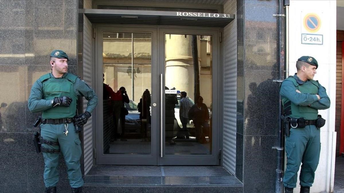 Agentes de la Guardia Civil custodian la sede de Isolux en Barcelona durante el registro judicial en mayo del 2014