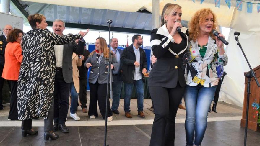 Beatriz y Mina Longo animan a bailar a los políticos en Santolaya de Cabranes, dejando a un lado la campaña electoral por un rato. | A. P. P.