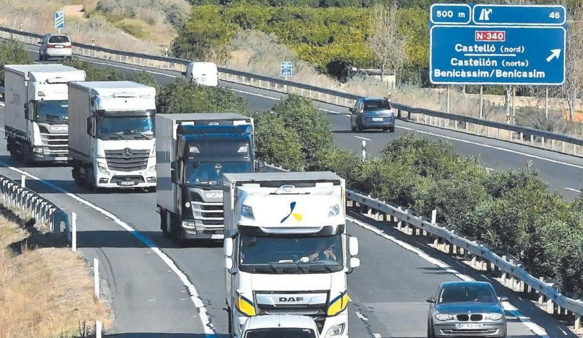 Varios camiones circulan por la autopista AP-