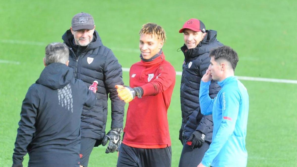 El guardameta del juvenil A  ha sido la principal atracción del entrenamiento del Athletic