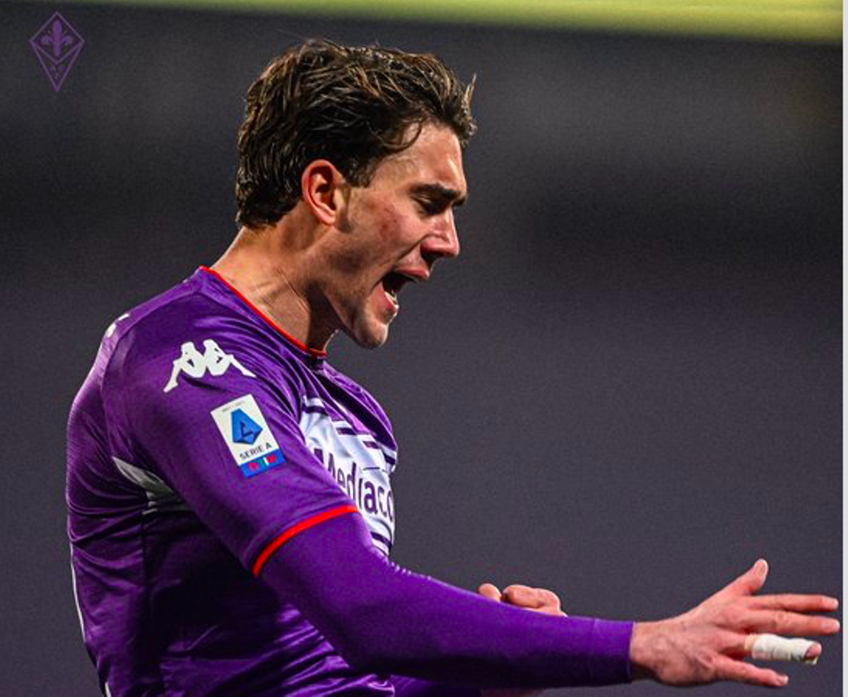 Vlahovic festeja su décimoséptimo gol en la Serie A con el Fiorentina.