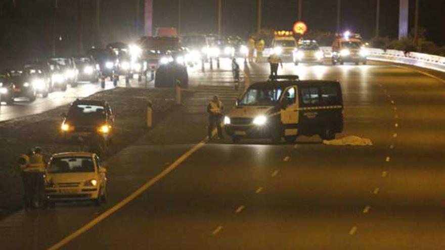 El fallecido, a la derecha, junto a la Guardia Civil, con los tres carriles cortados y el tráfico que circula por otro. | domingo martín