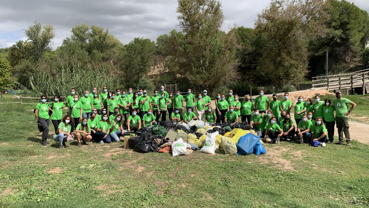 Un grupo de voluntarios recoge residuos del Parque Natural del Turia.