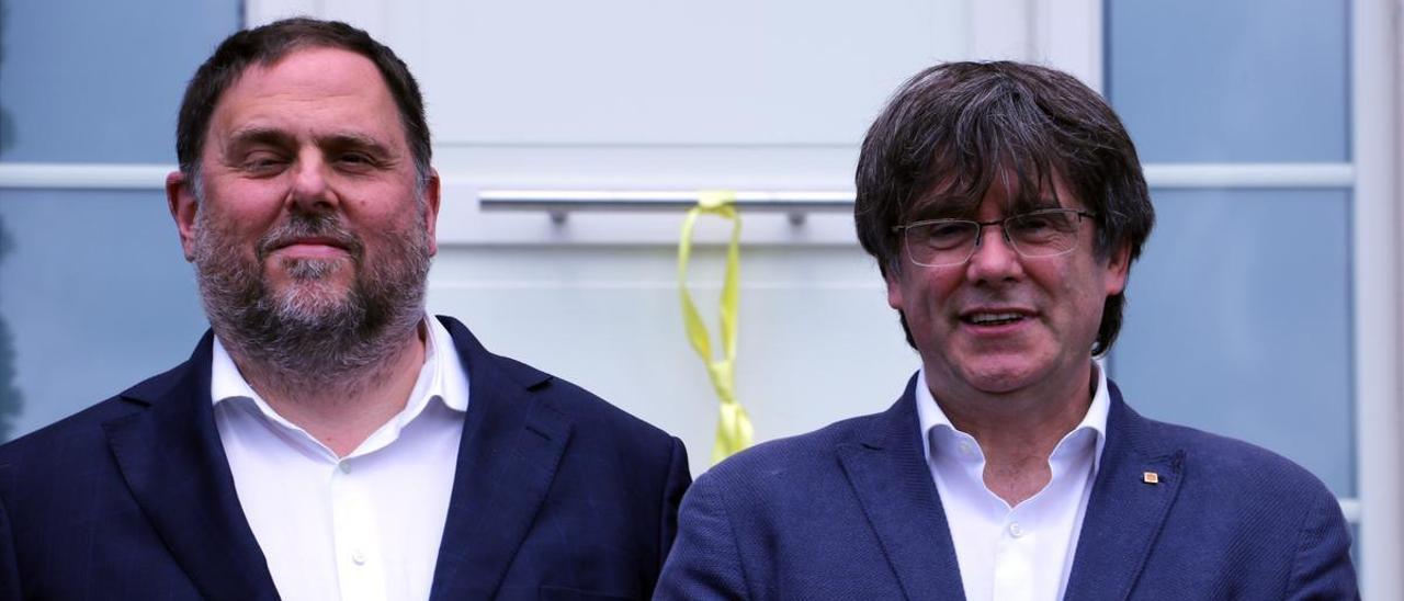 Carles Puigdemont junto a Oriol Junqueras en Waterloo.