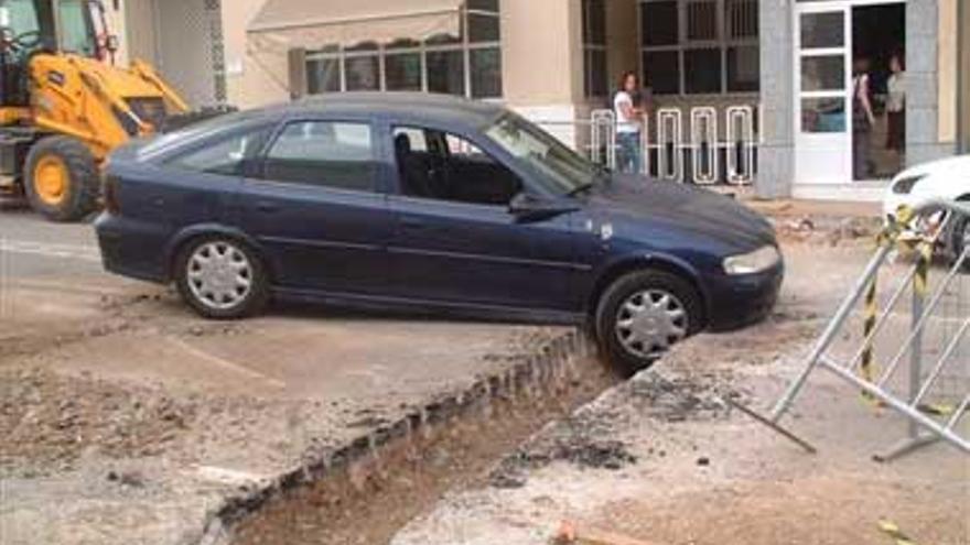 Un coche, atrapado en una zanja