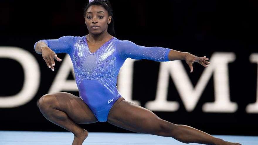 Biles, durante su ejercicio de suelo en el Mundial de Stuttgart. // Daniel Kopatsch