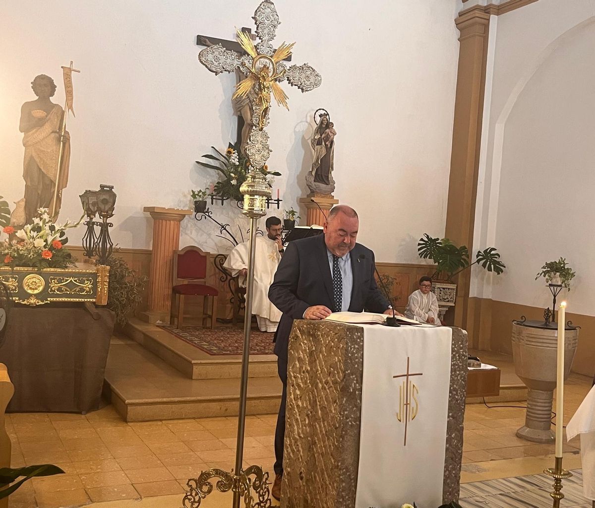 El alcalde, Vicente Pallarés, dirigió unas palabras a los asistentes a la iglesia.