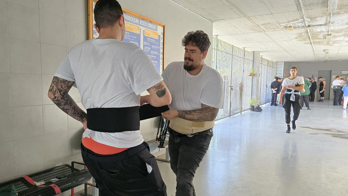 Los costaleros de Bendición y Esperanza comienzan a fajarse a solo 30 minutos de una procesión histórica en el Polígono Sur.