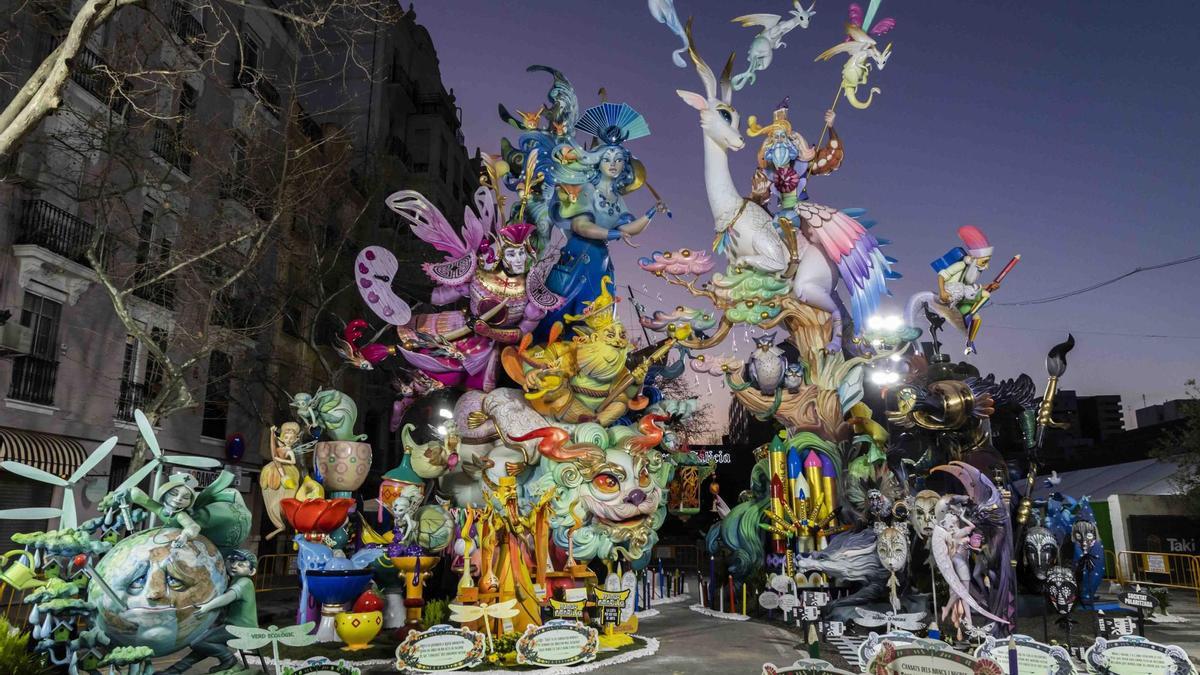 La falla &quot;Kromàtica&quot; del artista Daniel Sánchez Llongo, ganadora de las Fallas 2023.