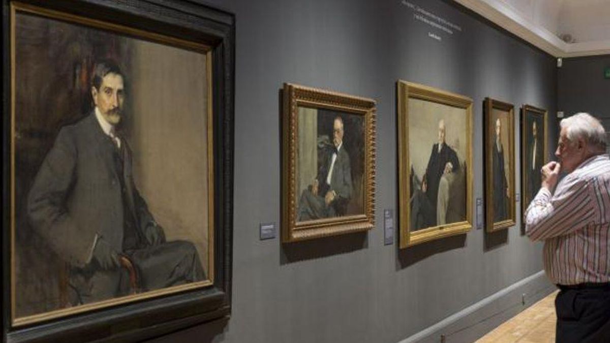 El comisario y exdirector del Museo de Bellas Artes de València, Carlos Reyero, observa una de las obras de la muestra.