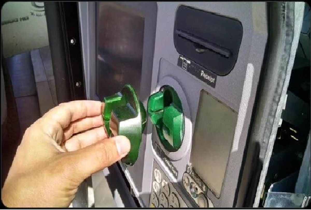 Dispositivo de estafa en cajero automático.