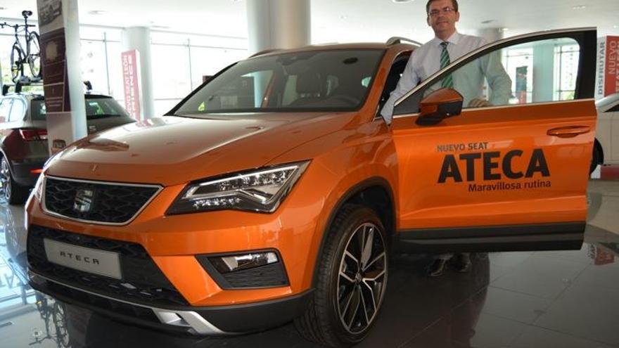 Miguel García al lado del nuevo Seat Ateca.