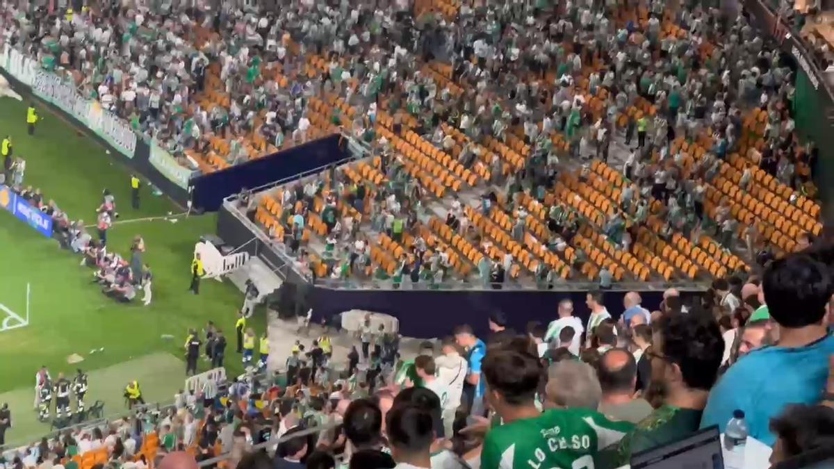 Estadio de La Cartuja en el momento del desalojo por error del estadio durante el Betis-Braga.