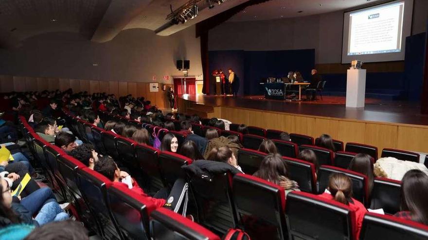 Más de 200 alumnos acudieron al congreso celebrado en Vila de Cruces. // Bernabé