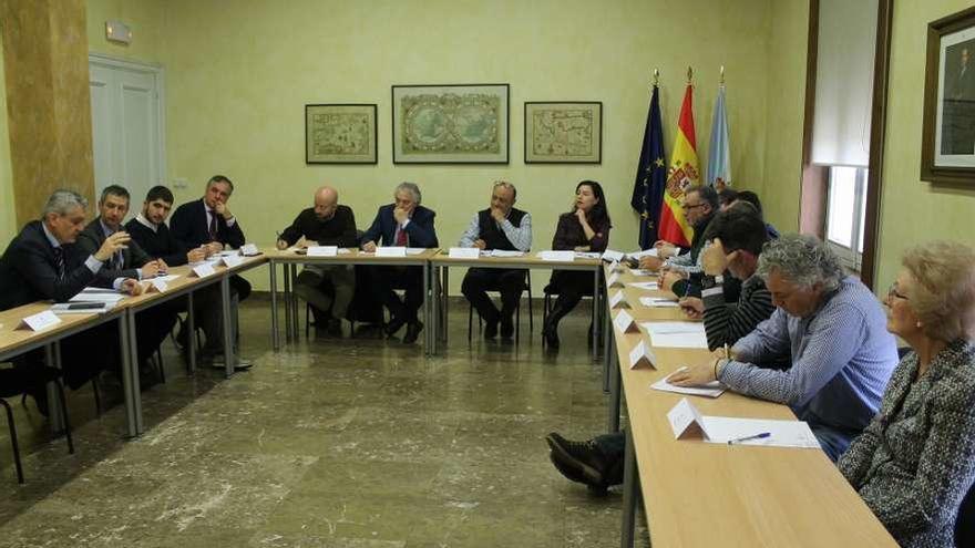 Primera reunión sobre la contaminación del río Barbaña en la Subdelegación del Gobierno. // FdV