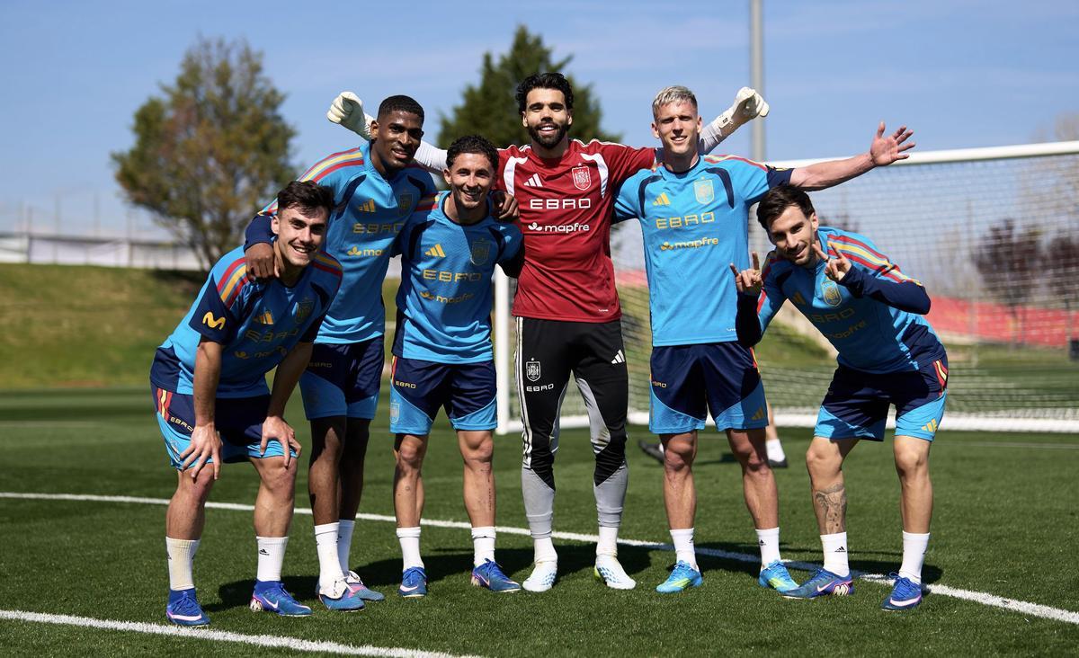 Varios jugadores de la selección española, entre ellos dos ex del Villarreal como Yeremy Pino y Álex Baena, en el entrenamiento de España de este pasado martes.