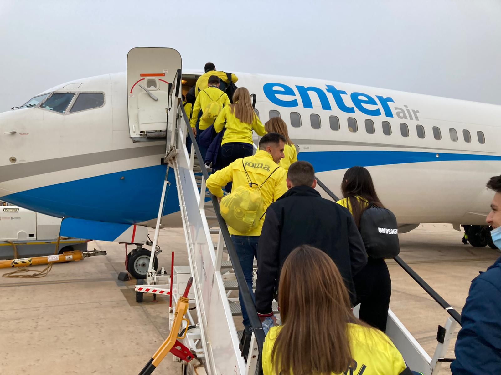 Salida de los aficionados del Villarreal desde el aeropuerto