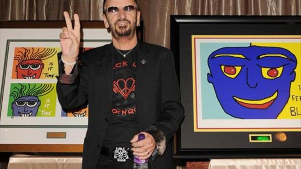 Ringo Starr hace el símbolo de la paz con la mano, en una fotografía del 2010.