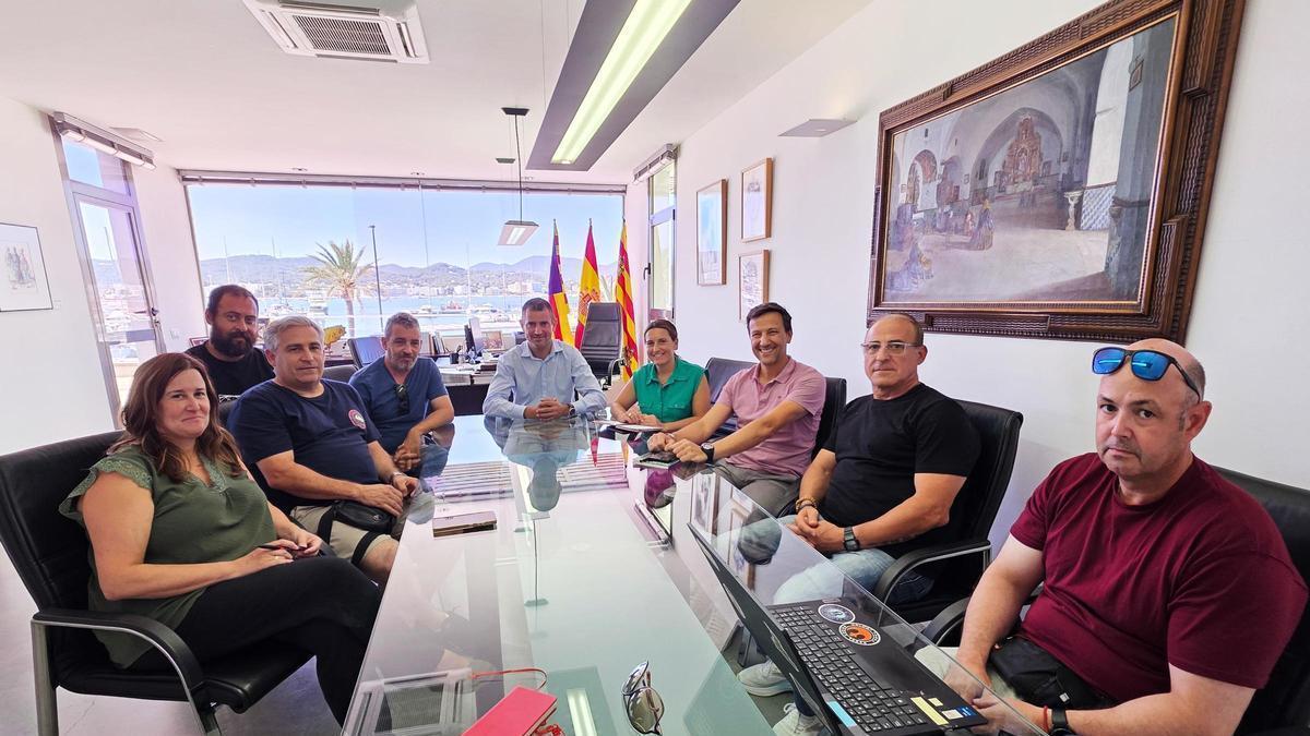 Reunión en la oficina del Ayuntamiento de Sant Antoni.