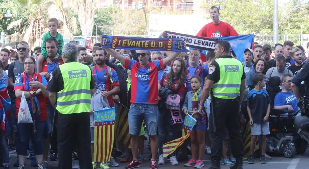 Así vive el Derbi la afición del Levante UD