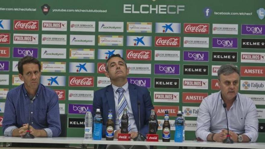 Diego García, presidente del Elche CF, mira hacia arriba, acompañado de Ramón Planes y Juan Contreras, en la sala de Prensa del Martínez Valero.