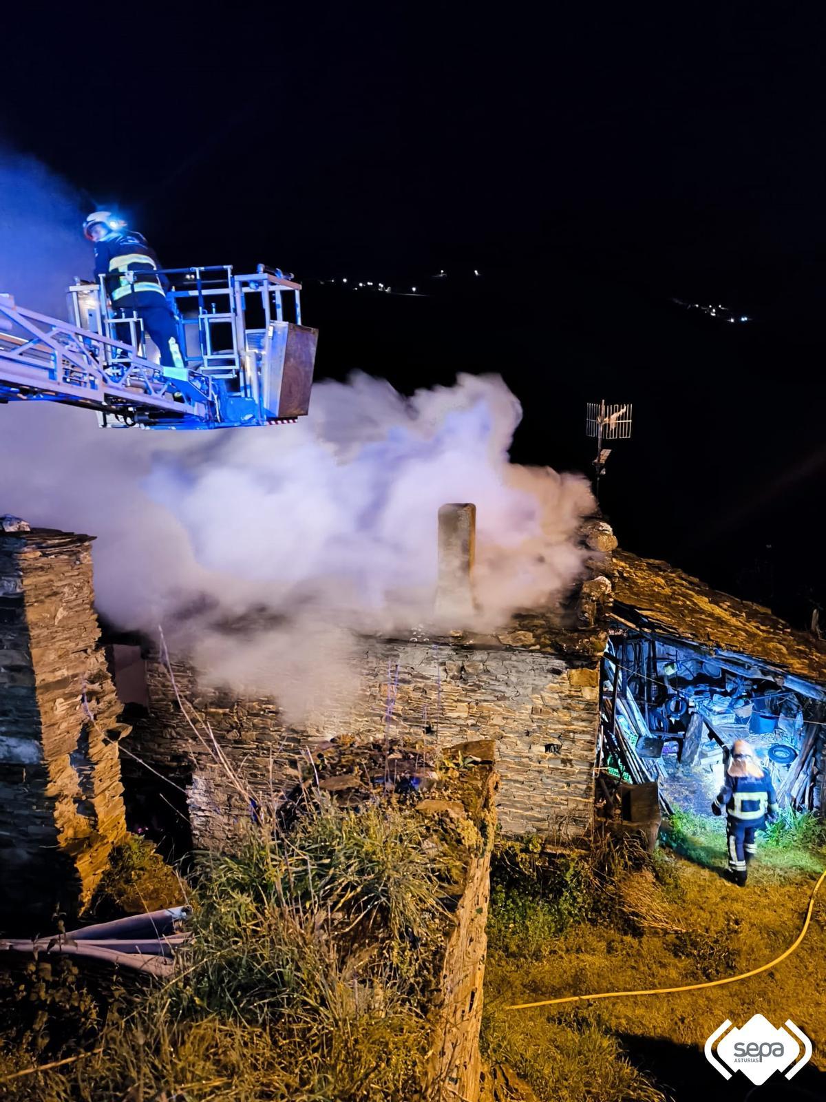Actuación de los bomberos en el incendio de San Tirso de Abres.