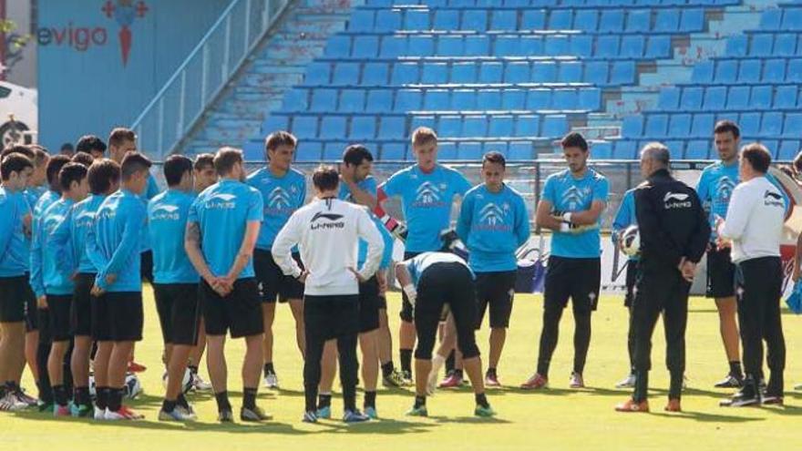 Abel, reunido con los jugadores y el cuerpo técnico antes de comenzar el entrenzamiento de ayer en Balaídos. // Ricardo Grobas