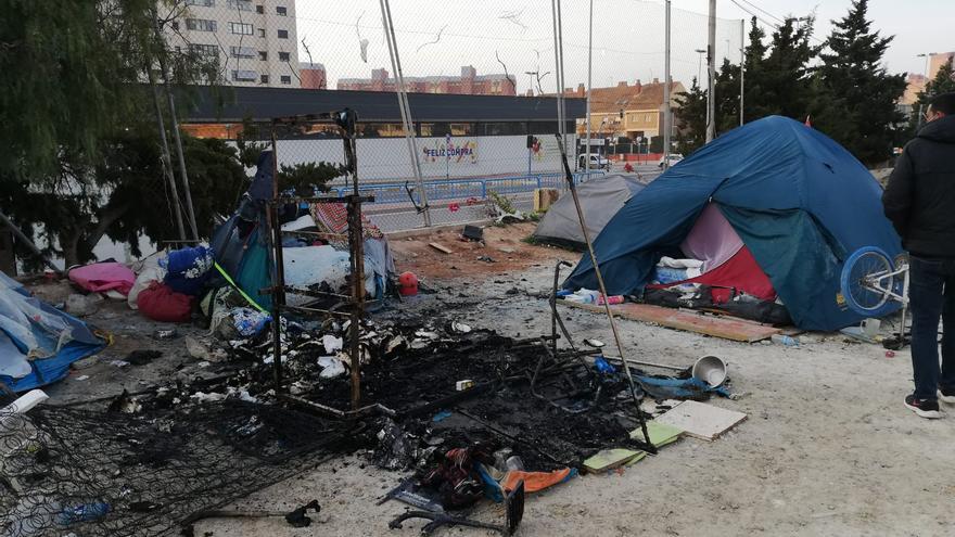 Un hombre, muy grave tras incendiarse la tienda de campaña en la que vivía en Alicante