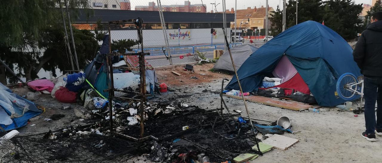 Un hombre, muy grave tras incendiarse la tienda de campaña en la que vivía en Alicante